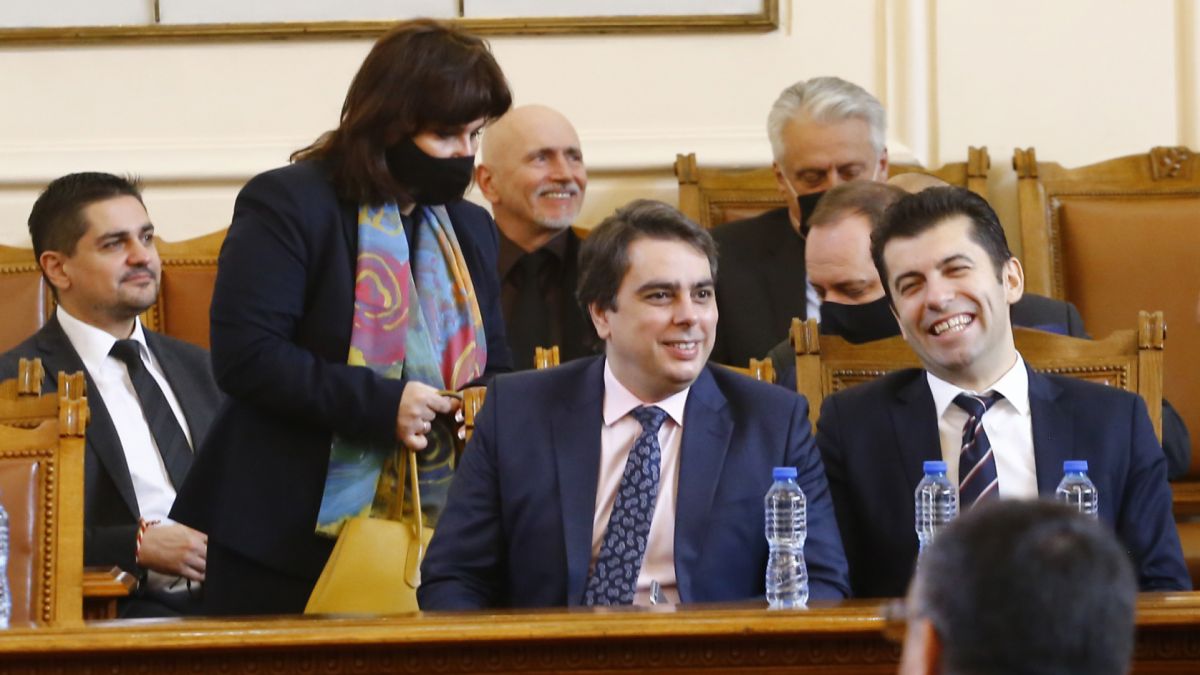 Социален антрополог разби властта: ПП търсят нов осиновител, Петков постоянно тича за селфи с...