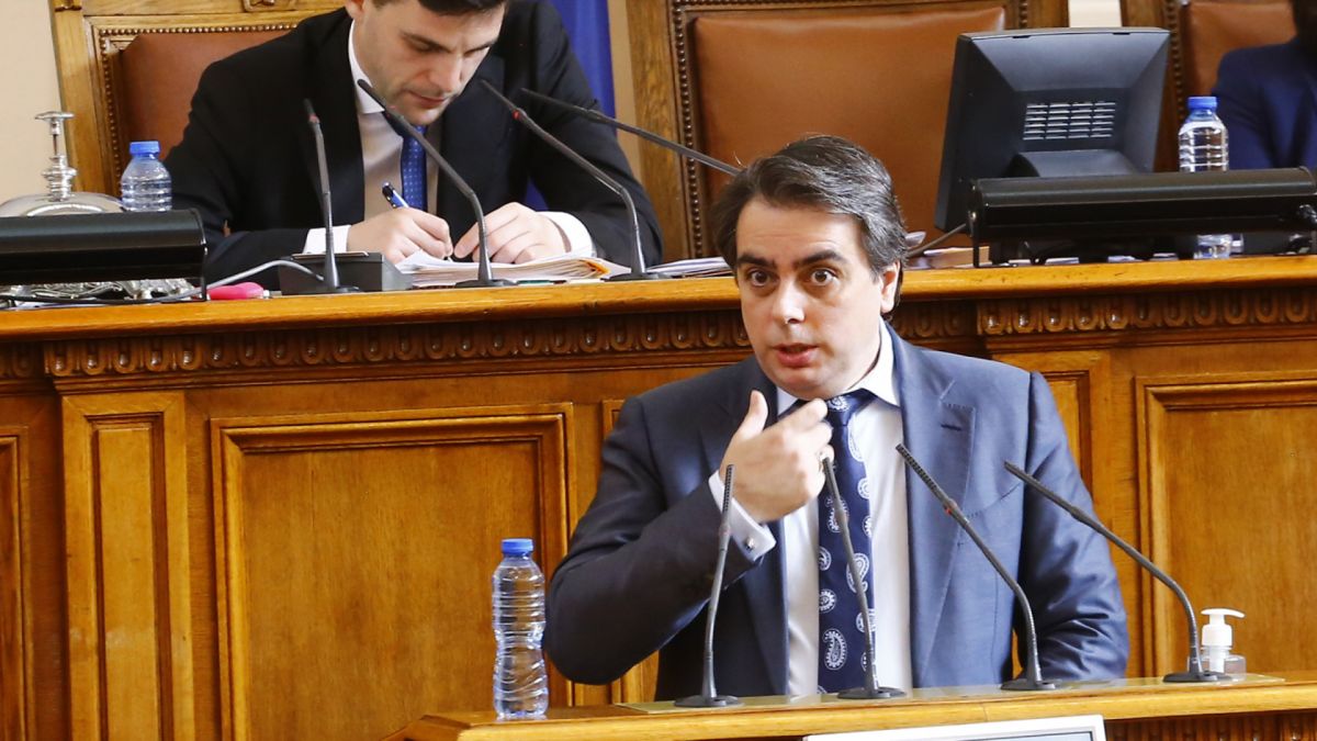 Асен Василев попари всички с тази новина за горивата
