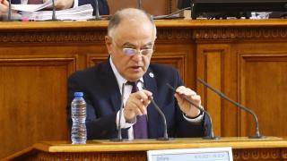 Атанасов решително отхвърли прегръдка с Борисов