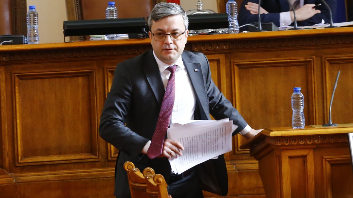 Бесен скандал в парламента между Нинова, Тома Биков и Минеков!