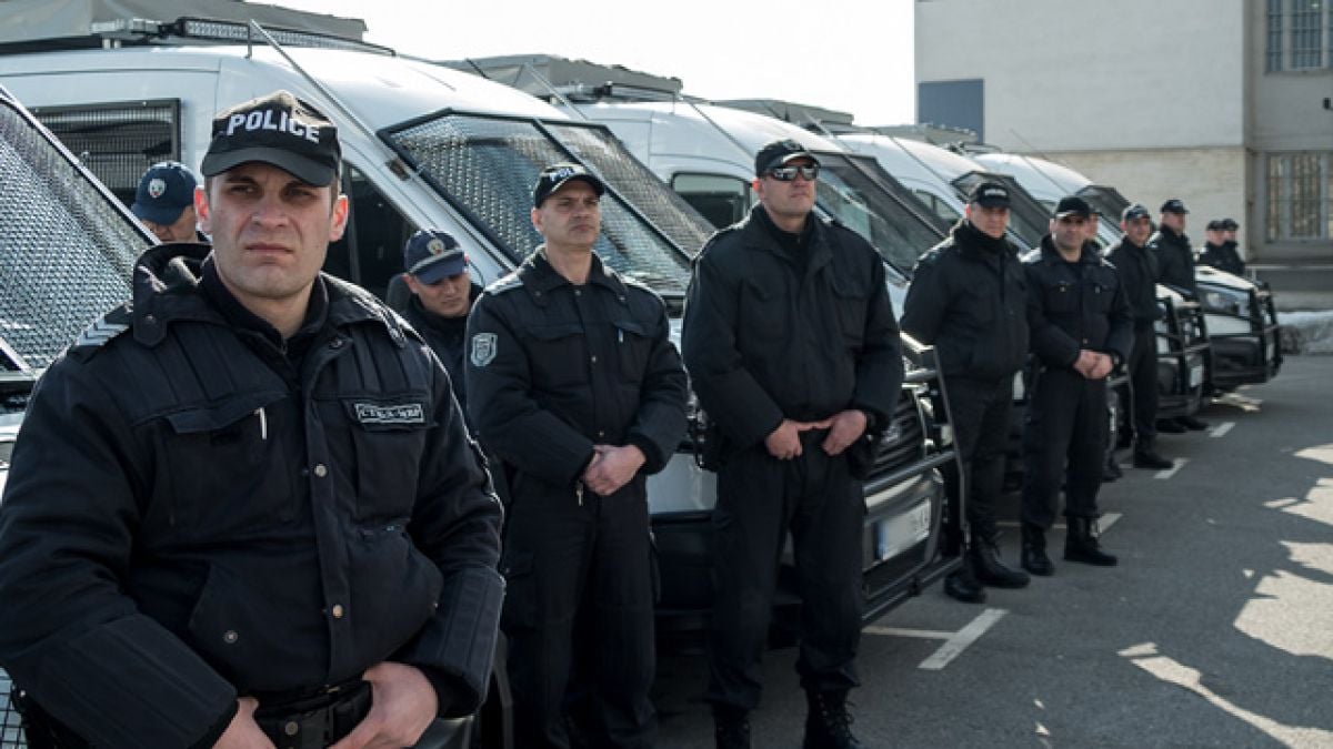 Полицаи и служители на затворите: Днес е ден на политическата истина