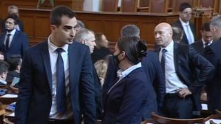 Смях в НС! Йордан Цонев поздрави Кирил Петков с професионалния му празник БЛИЦ TV