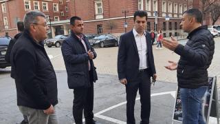 Кирил Петков се спря да говори с протестиращите полицаи, дали се договориха?