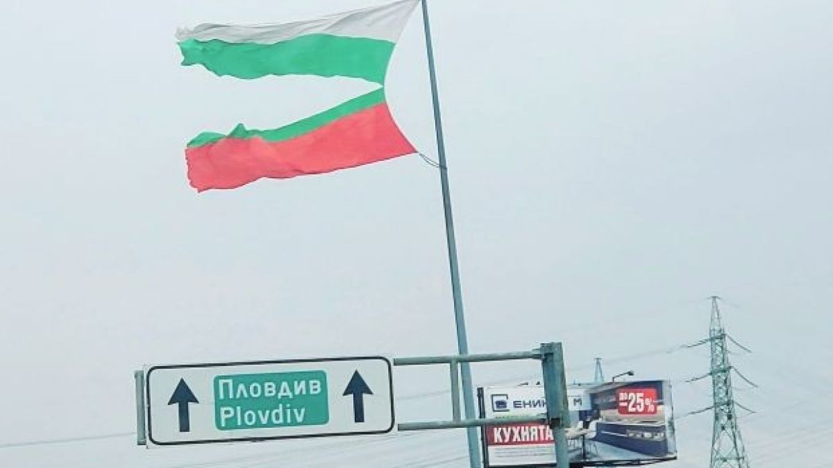 Чужденец, милеещ за България, издигна трибагреника над София, но ето какво му се случи  
