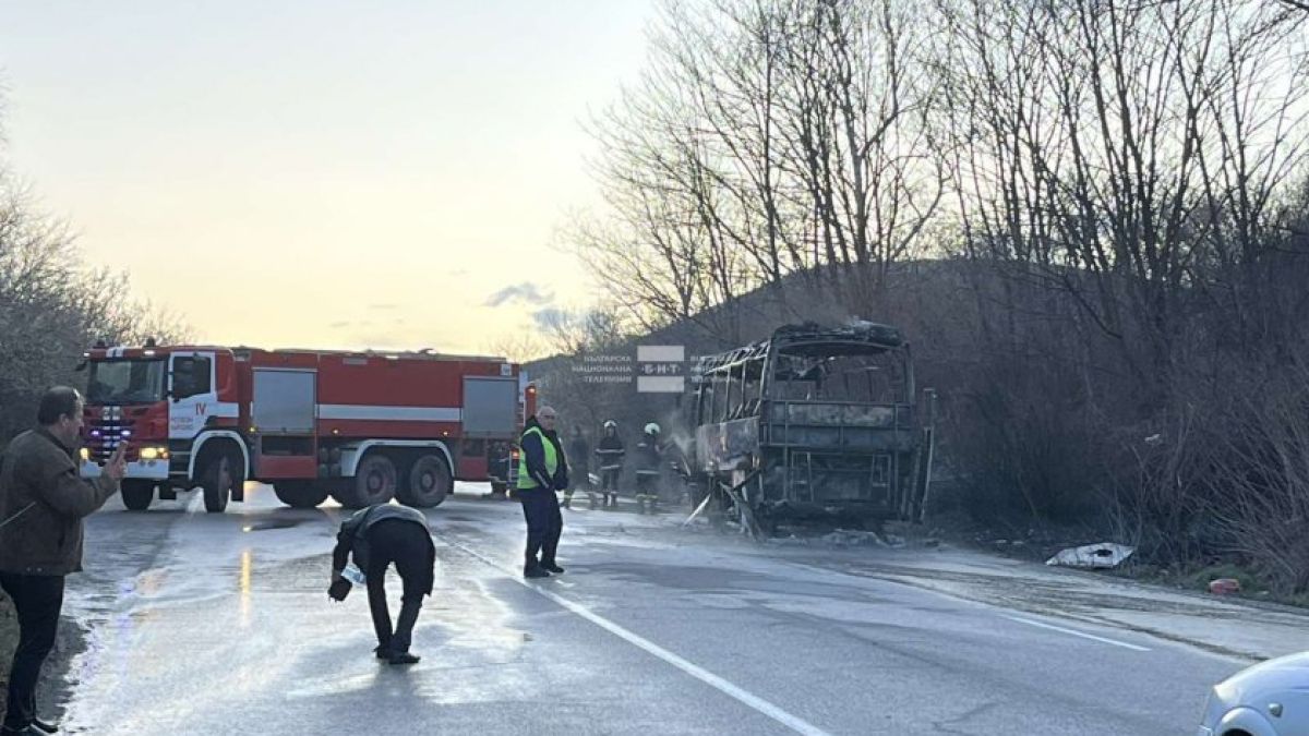 Зрелище! Автобус изгоря напълно на Подбалканския път СНИМКИ