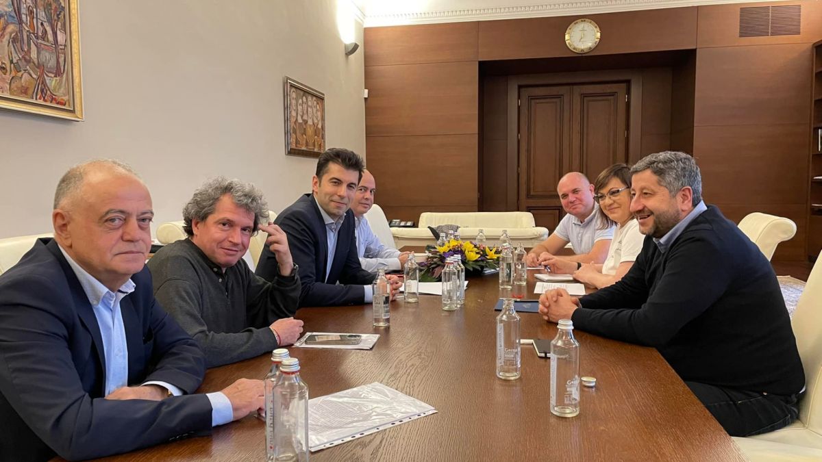 Петков се фука с  коалиционна СНИМКА, но...