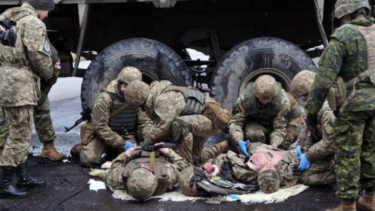 Войници от ВСУ започнаха да убиват азовци, които ги пазят с оръжие да не се предадат в Мариупол