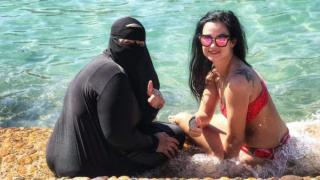 Българка по бански си размени култови реплики с жена с бурка