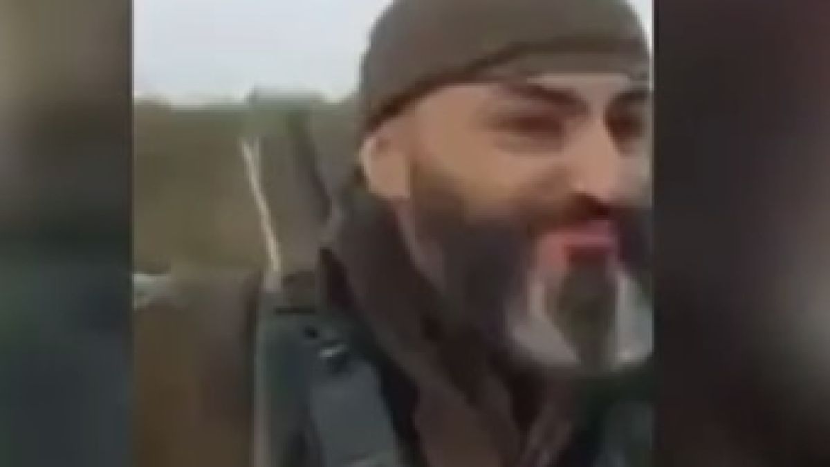 Страшно ВИДЕО 18+: Ето кой се оказа един от палачите, прерязали гърлата на пленени руски десантчици 