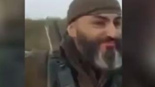 Страшно ВИДЕО 18+: Ето кой се оказа един от палачите, прерязали гърлата на пленени руски десантчици 