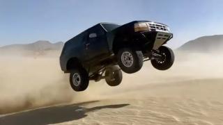 ВИДЕО: Брутален скок от 33 метра на модифициран Ford Bronco в пустинята