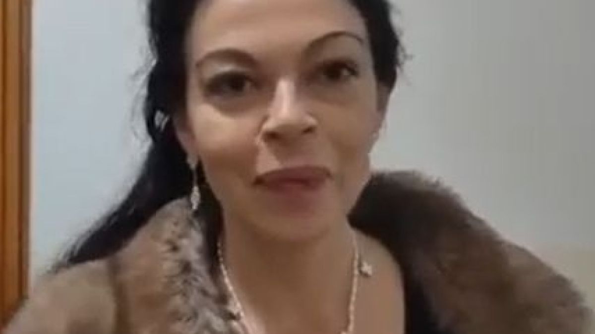 Евгения Банева се появи с кожа и ефектни бижута в съда и се ожали, че... СНИМКИ