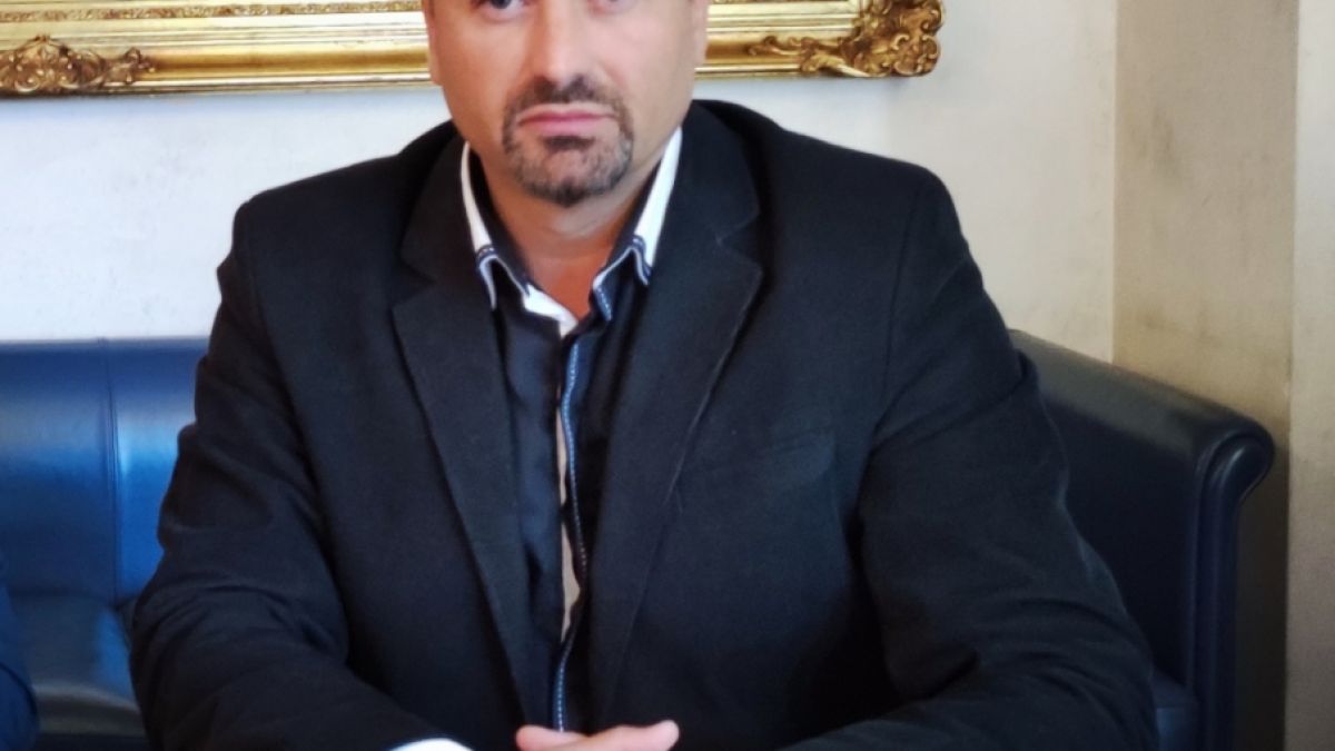 Политик и кандидат за президент лъсна на скандално ВИДЕО със сръбска звезда 