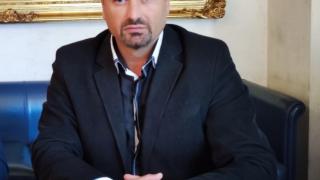 Политик и кандидат за президент лъсна на скандално ВИДЕО със сръбска звезда 