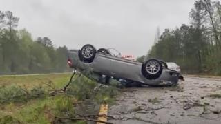 Невиждан апокалипсис в САЩ! 21 торнада, човешки жертви, Вашингтон потъна в мрак ВИДЕО