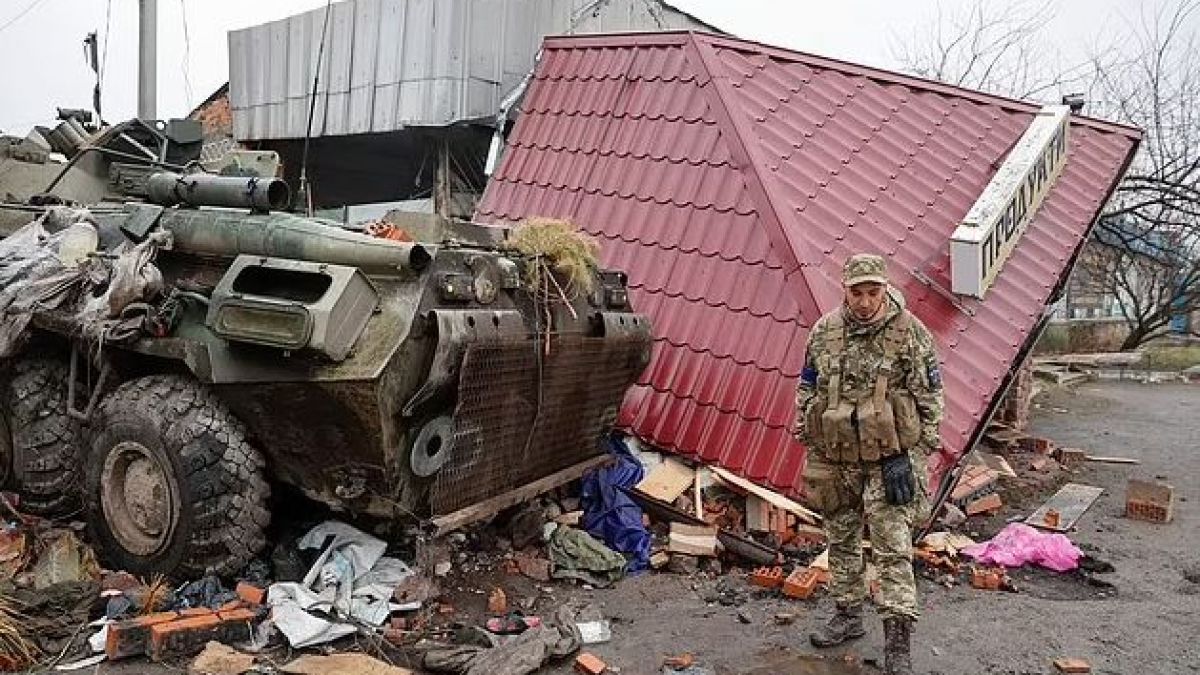ВИДЕО от войната! Украински танк унищожава цяла колона от руски БТР-и