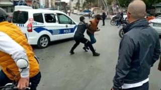 Не е за вярване какво направи млад мъж в патрулка, за да отърве ареста ВИДЕО 