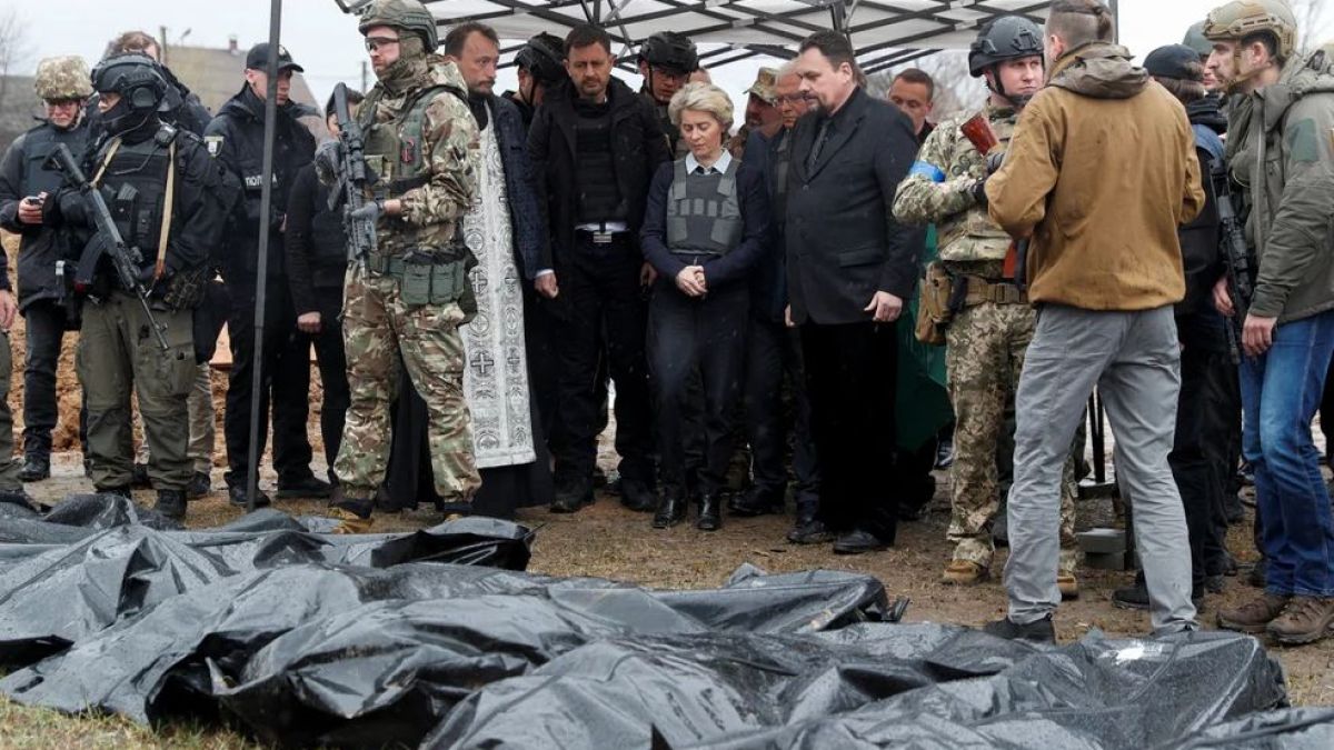 Фон дер Лайен и Борел на крака при Зеленски, посетиха масов гроб в Буча СНИМКИ