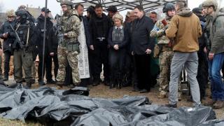 Фон дер Лайен и Борел на крака при Зеленски, посетиха масов гроб в Буча СНИМКИ