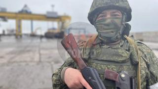 Първи ВИДЕА: "Вежливи хора" прочистиха от азовци пристанището на Мариупол и освободиха пленените моряци