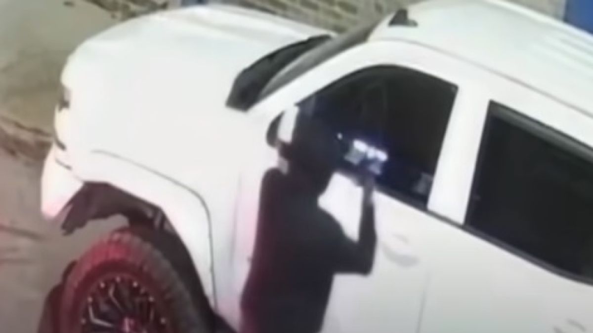 Крадец се опита да открадне кола, но му се случи случка ВИДЕО