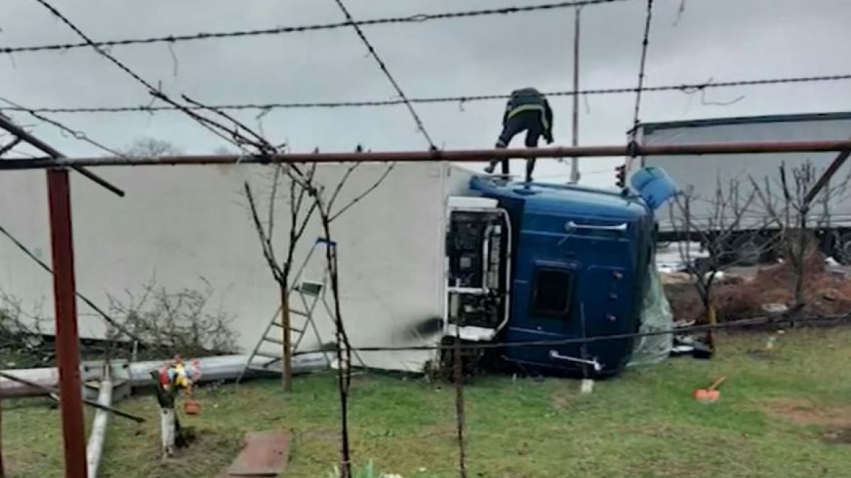 Тир се вряза в двора на къща в Долни Богров ВИДЕО