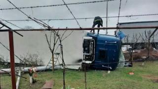 Тир се вряза в двора на къща в Долни Богров ВИДЕО