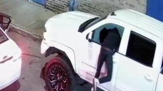 Автоджамбаз се опита да задигне кола, но се натъкна на граната и... ВИДЕО