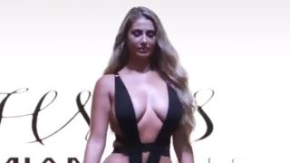 Ще се влюбите във формите на тази полугола красавица ВИДЕО 18+