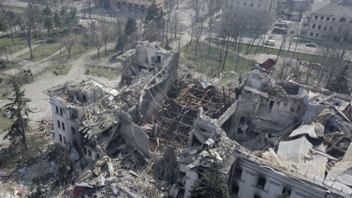 КАДРИ от дрон показват разрушения театър в обсадения Мариупол, където загинаха 300 човека