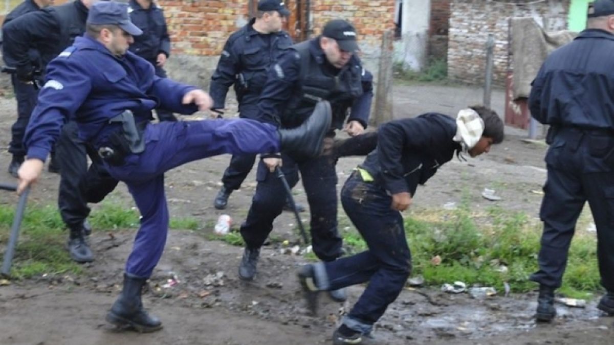 Животински бяс: Мъж захапа полицай в Септември, скъса униформата на друг
