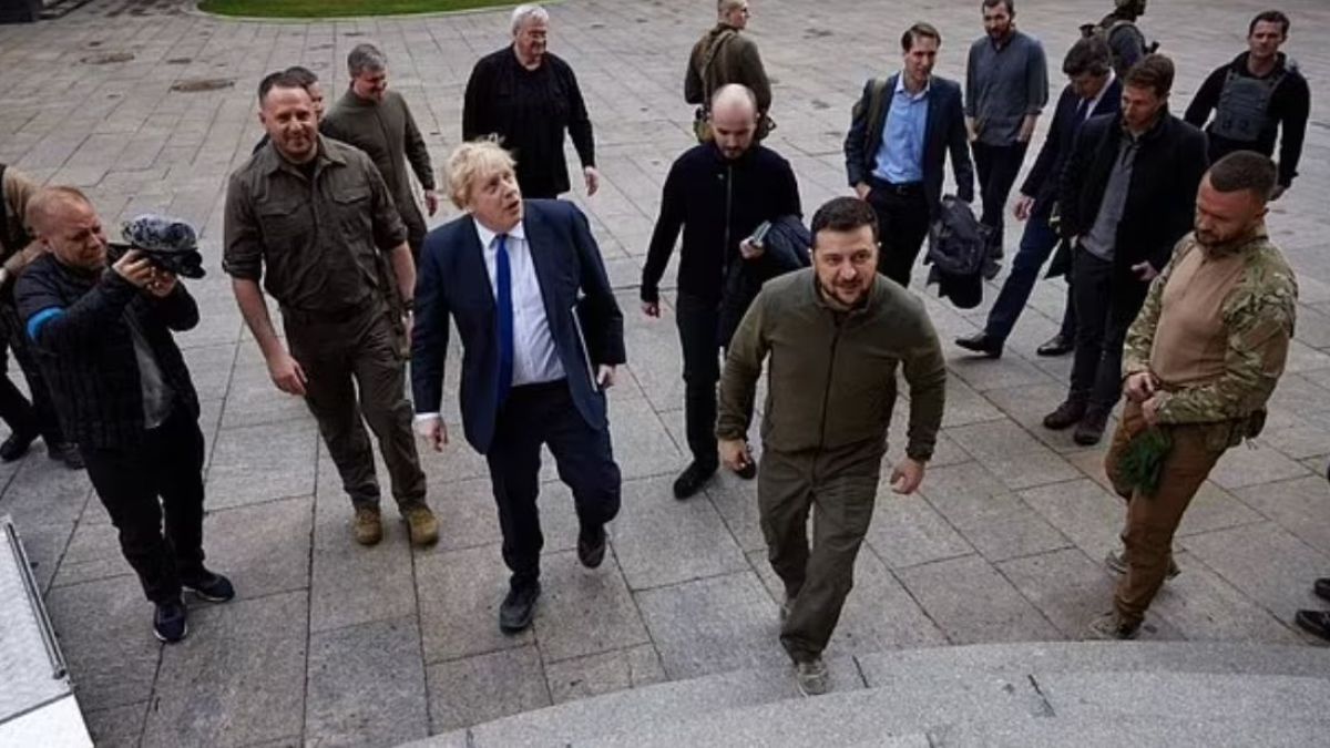 Лъснаха любопитни детайли от тайната визита на Джонсън в Украйна СНИМКИ 