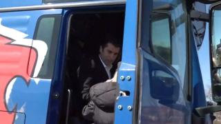 Джипката е минало: Петков пак захапа Слави Трифонов и се метна на ТИР БЛИЦ TV