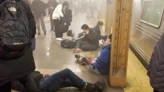 Ужас в Ню Йорк: Мъж хвърли няколко бомби в метрото и стреля по хора ВИДЕО 18+