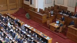 Строителните работници протестират пред парламентa, а депутатите взимат важни решения