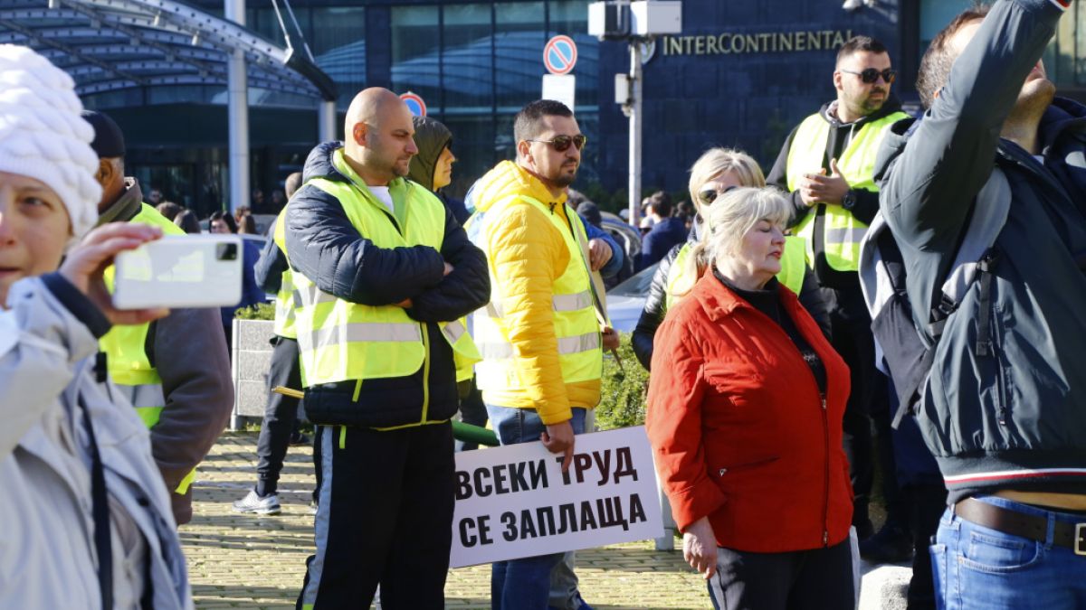 Протест блокира България и София, а Петков обещава и увърта СНИМКИ
