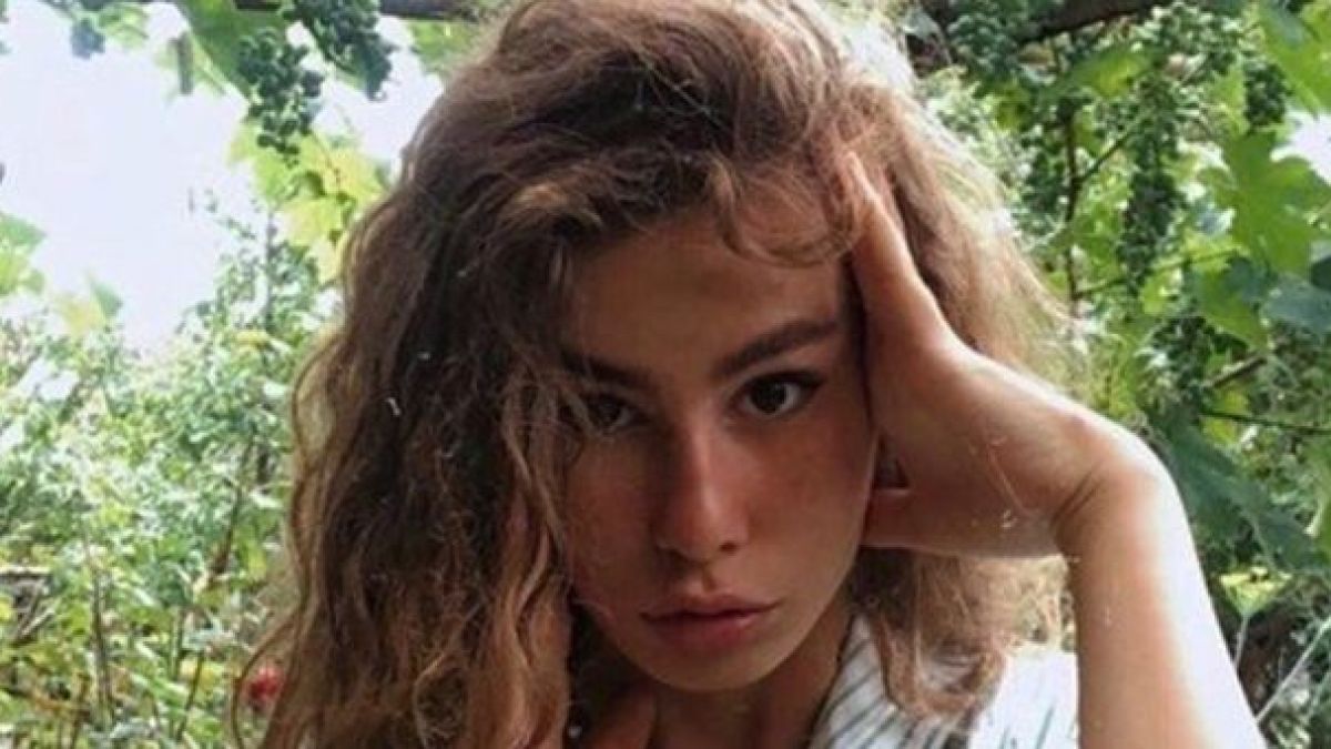 Дъщерята на Радев се разголи СНИМКИ 18+
