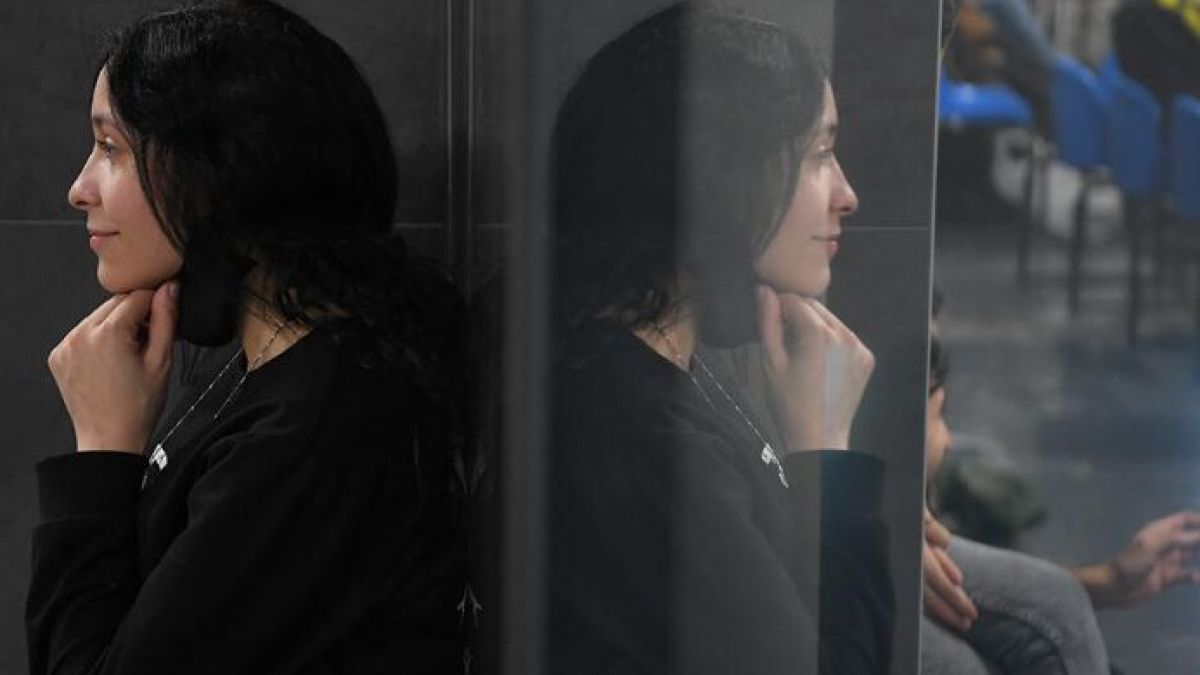 Загорели британци предлагат на бежанки от Украйна да споделят леглото им