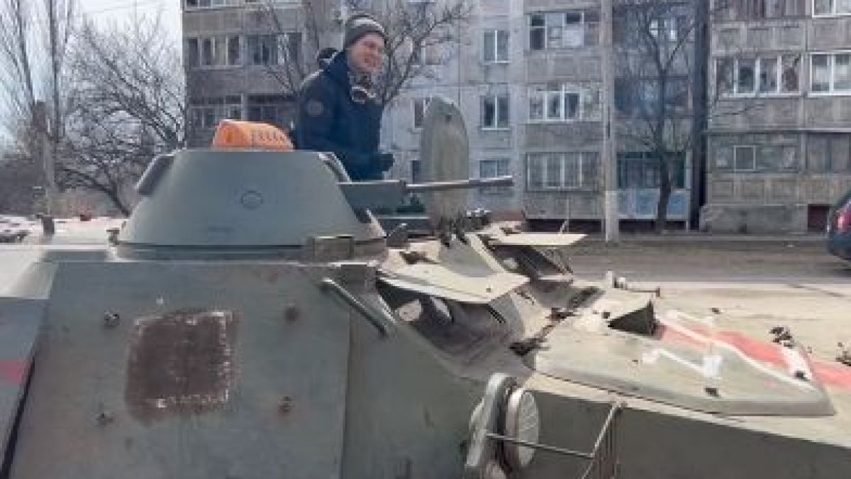 Бронирано "такси" вози пътници из Луганска област срещу 5 рубли на км. ВИДЕО 