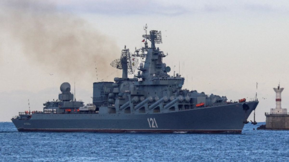 Експерт обясни защо се е появил US военен самолет близо до крайцера "Москва", преди да потъне