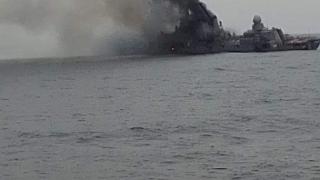 Появи се първо ВИДЕО с пламналия крайцер "Москва" преди потъването му 