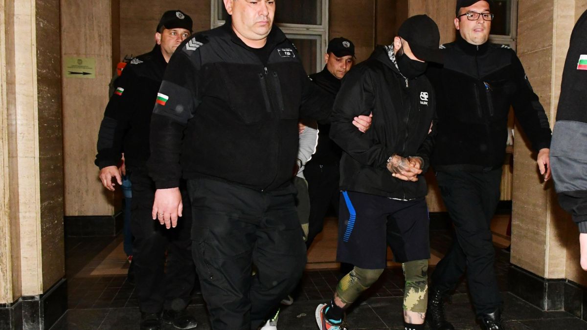 Килърът на Любо Полицая цъфна в съда със суитшърт за 2 бона
