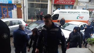 Кървав ад и масово меле на метри от Районното в Бургас, страшно е!