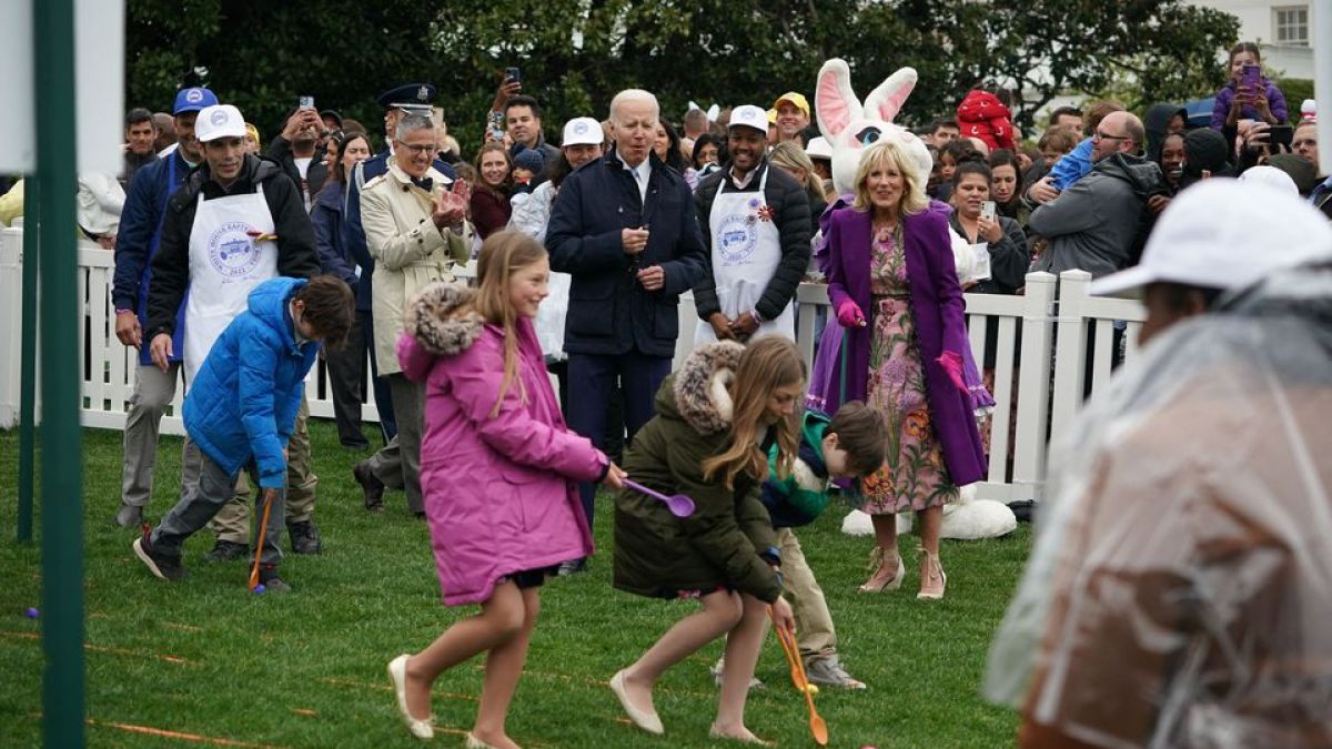 Традиционното Търкаляне на великденски яйца се състоя в Белия дом ВИДЕО