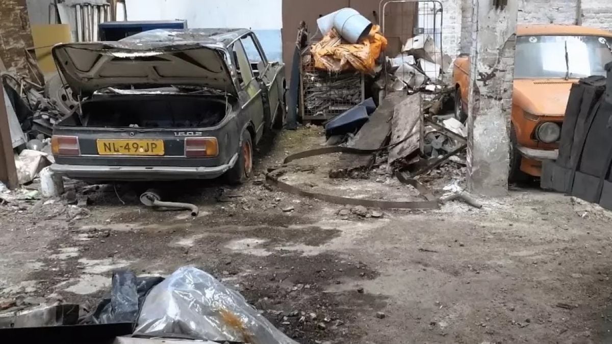 Капсула на времето: Откриха колекция класически автомобили в изоставен склад ВИДЕО