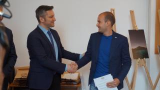 Кристиан Вигенин връчи четири стипендии на ученици и студенти от община Тунджа