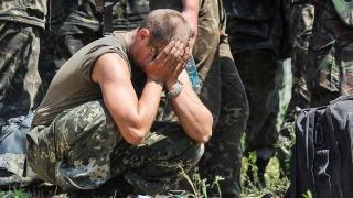 Украински войници напуснаха "Азовстал" със свалени оръжия ВИДЕО