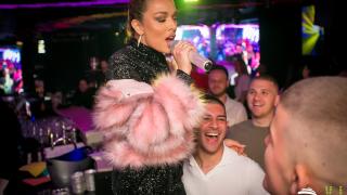 Ето кой съблече Диона по време на участие СНИМКА