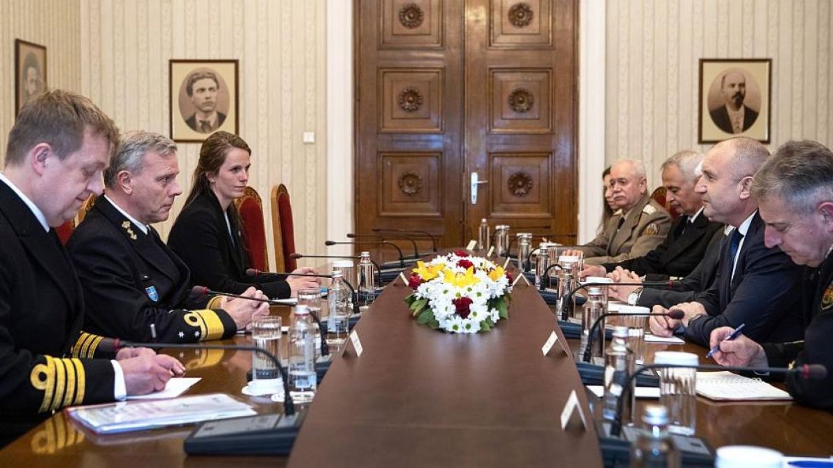 Ето какво поиска Радев от председателя на Военния комитет на НАТО