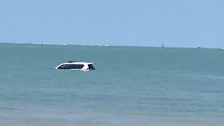 Пълна дивотия: Полицаи потопиха Toyota Land Cruiser ВИДЕО